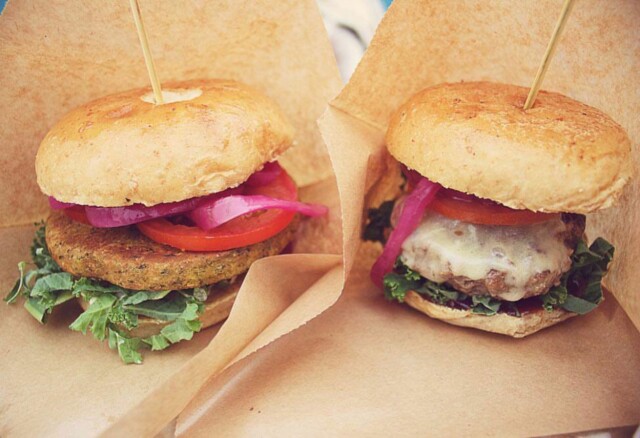 Austin Burger: Beef, BBQ, Jalapenos, Kale, Cheddar, Tomato and pickled onion 95,- Foto: Go`grilla Austin Burger: Beef, BBQ, Jalapenos, Kale, Cheddar, Tomato and pickled onion 95,- Foto: Go`grilla